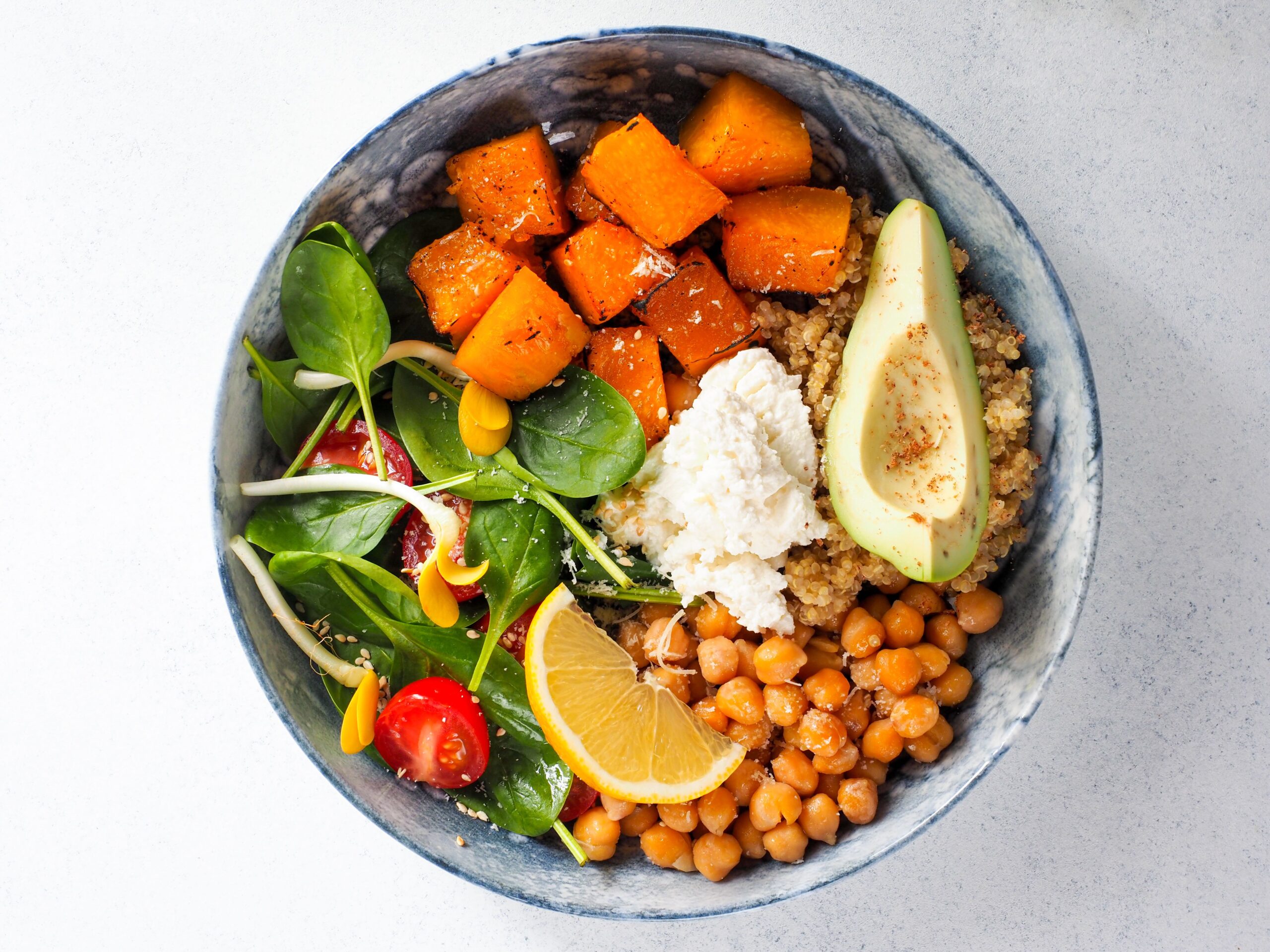 Dieta vegana e glicemia: piatto vegetale con ceci e verdure